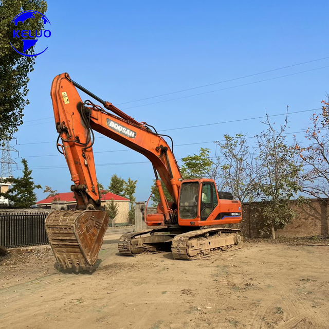 Una excavadora Doosan 300 de segunda mano fabricada en 2014